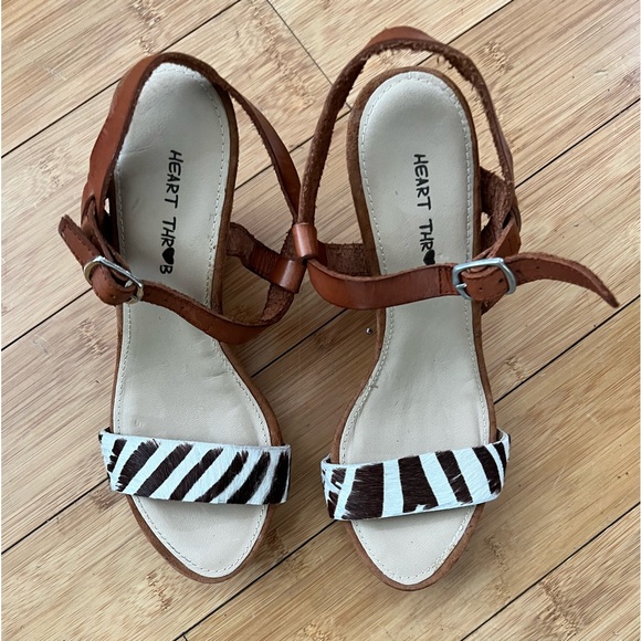 NWT  heartthrob wedge leather  sandals - Picture 2 of 7